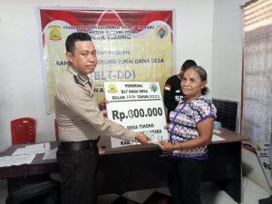 Bhabinkamtibnas ikut membagikan BLT.