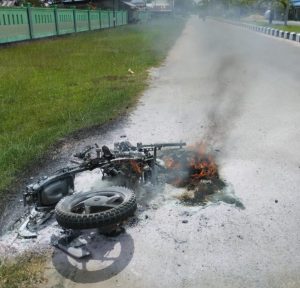 Sebuah sepeda motor di Taliabu tiba-tiba terbakar. Foto: Ist