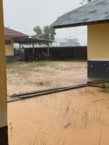Kondisi air yang merendam lingkungan sekolah 