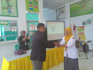 Penyerahan kendali dari tim surveyor kepada kapus Lede